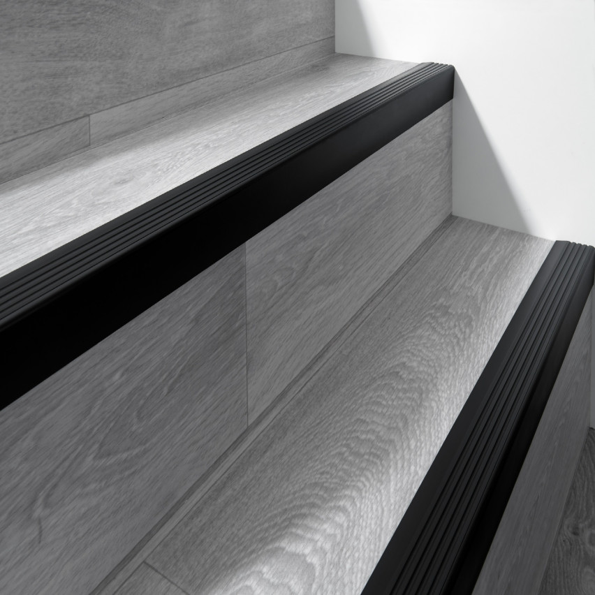 Protiskluzový schodišťový profil s lepidlem,  50x42mm, stříbrný