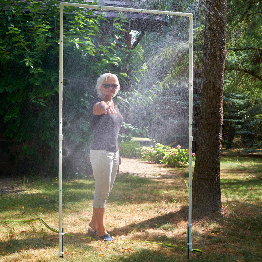 Water curtain for the garden