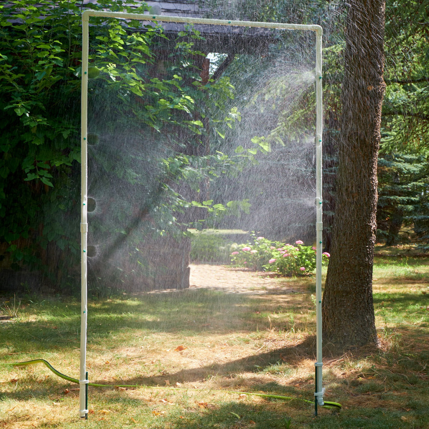 Water curtain for the garden