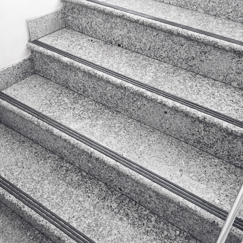 Protišmykový schodiskový profil sivý, 10 mm, drážkovaný, 25 m