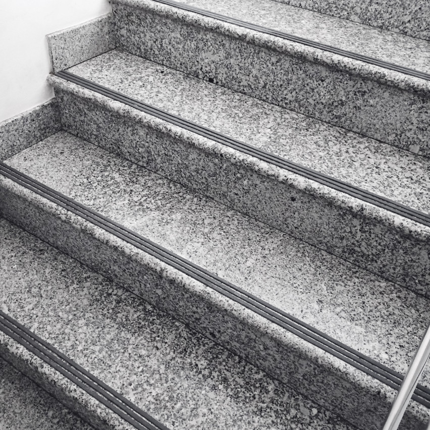 Perfil antiderrapante para escadas preto, 10 mm, ranhurado, 25 m