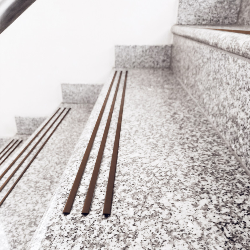 Perfil antiderrapante para escadas, bronze, 10 mm, ranhurado, 25 m
