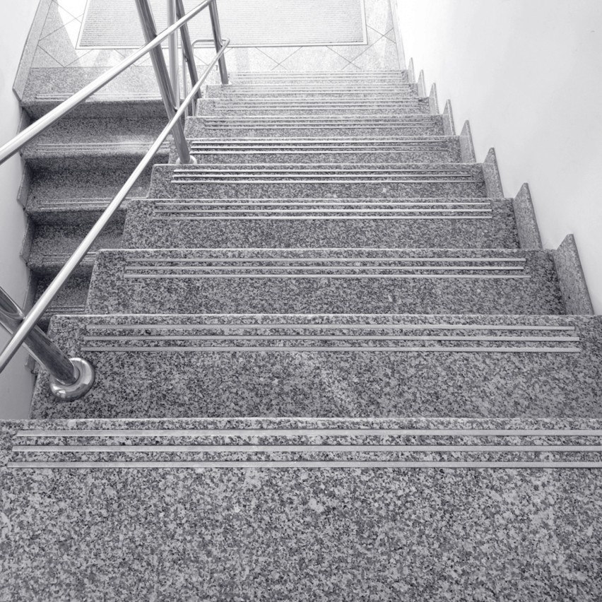 Protišmykový schodiskový profil sivý, 10 mm, drážkovaný, 25 m