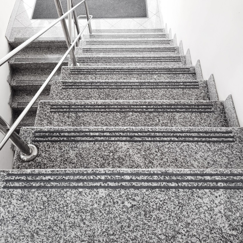 Perfil antiderrapante para escadas, cinzento escuro, 10 mm, ranhurado, 25 m