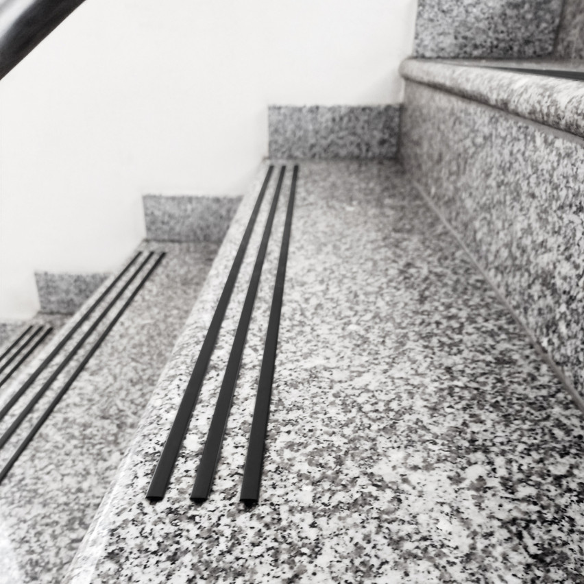 Perfil antiderrapante para escadas preto, 10 mm, ranhurado, 25 m