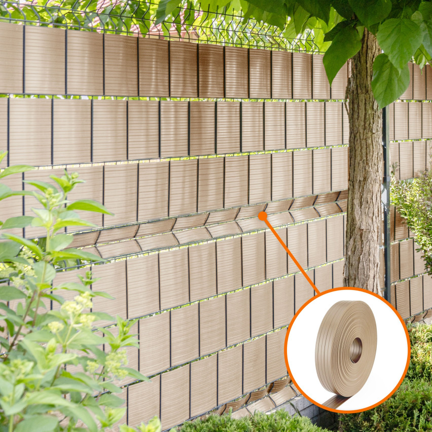 PVC plotová páska – úzký, vertikální proužek pro panelové ploty, vhodný do prolisů, 900 g/m², béžová RAL 1019