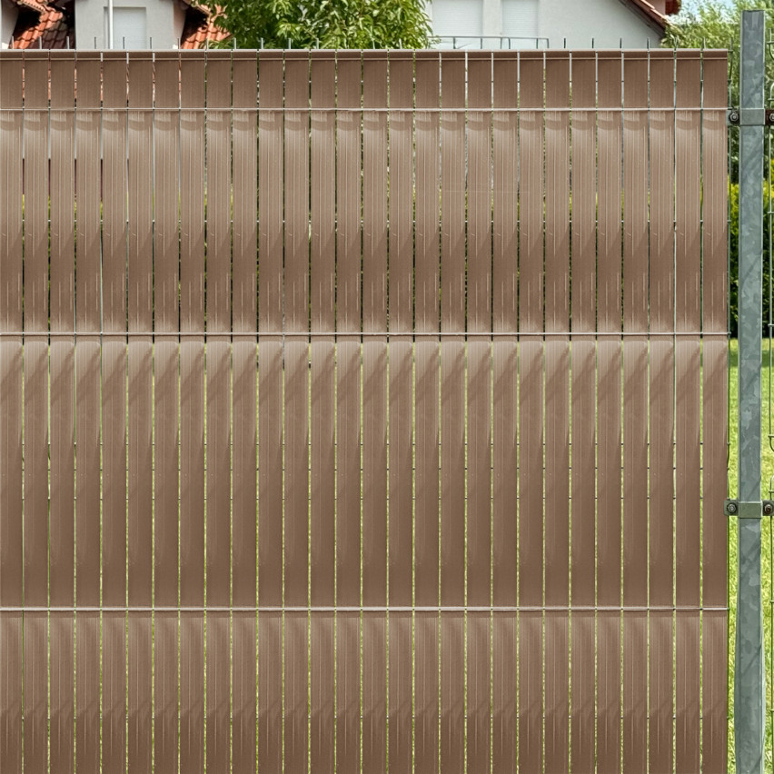 PVC plotová páska – úzký, vertikální proužek pro panelové ploty, vhodný do prolisů, 900 g/m², béžová RAL 1019