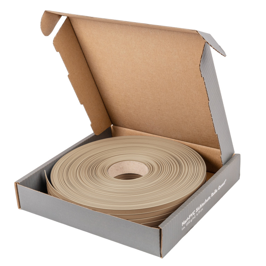 PVC plotová páska – úzký, vertikální proužek pro panelové ploty, vhodný do prolisů, 900 g/m², béžová RAL 1019