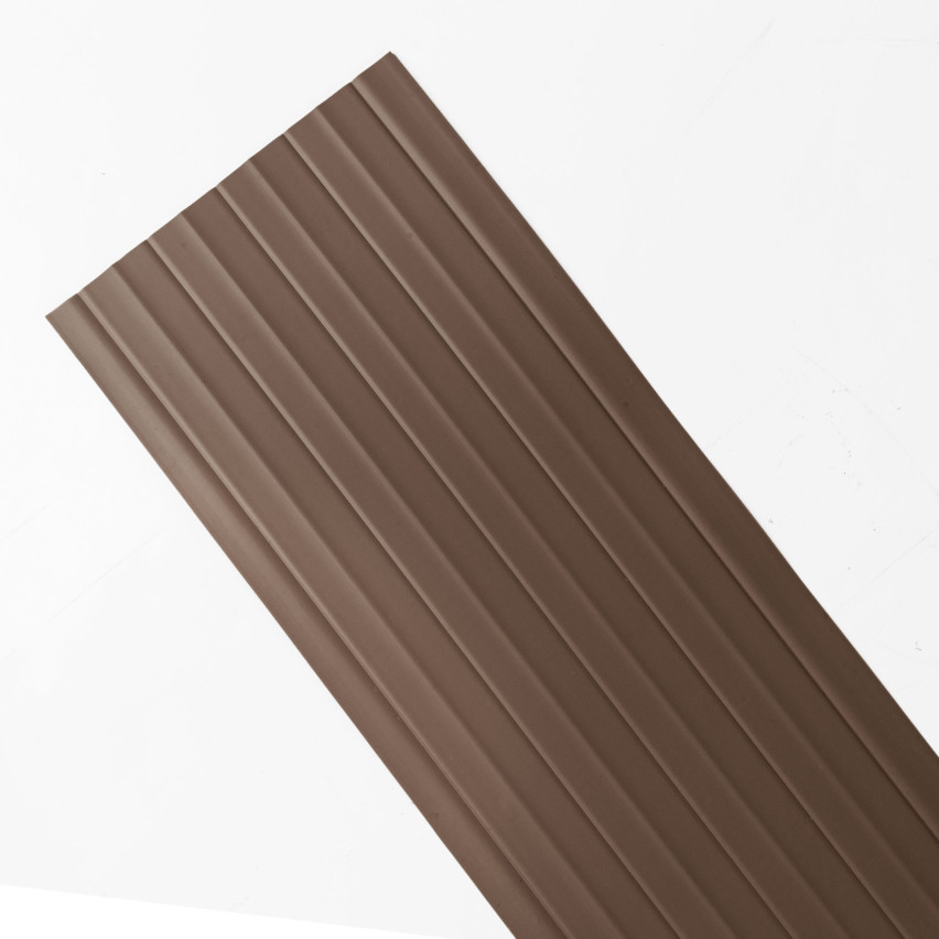 PVC ograjni trak 10 cm, ozka letev za premium panelne ograje, 900 g/m2, rjava RAL 8017