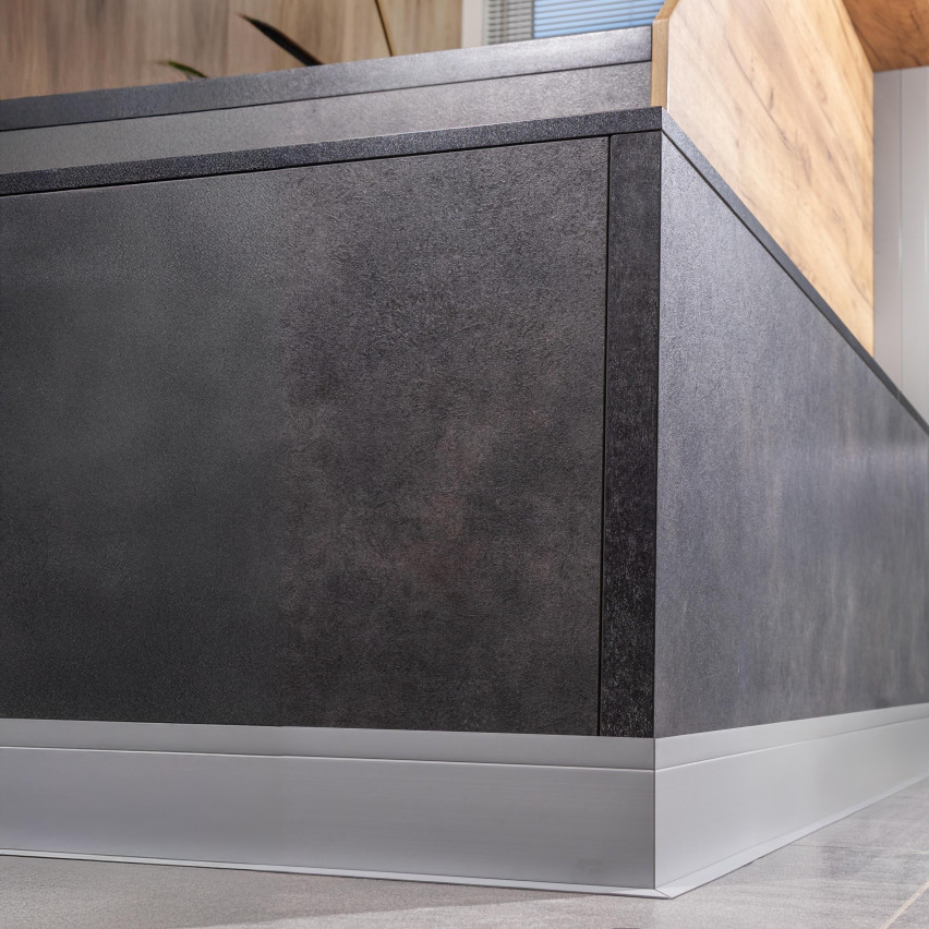 Vícefunkční PVC lišta 6in1 – samolepicí dokončovací panel, hnědá