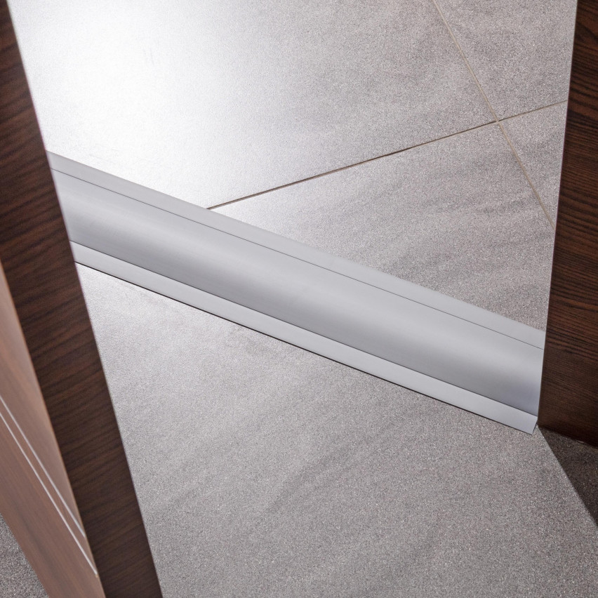 Vícefunkční PVC lišta 6in1 – samolepicí dokončovací panel, hnědá